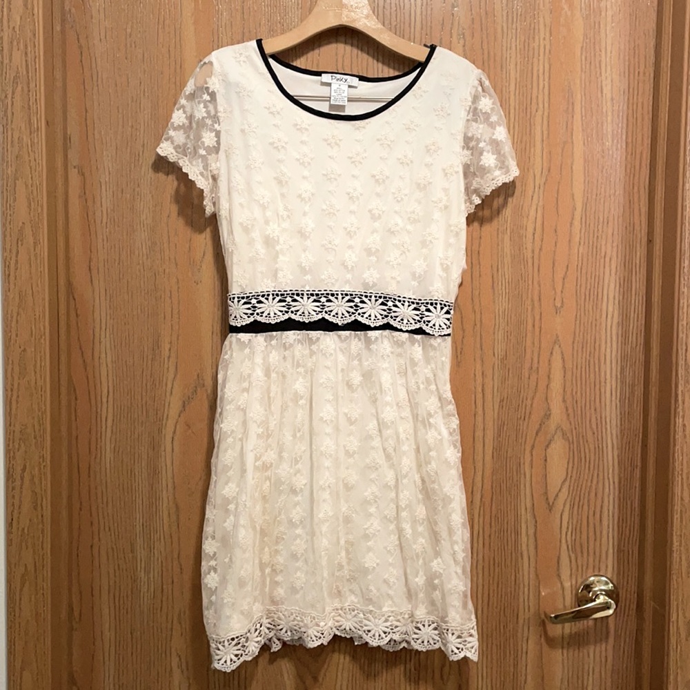 Pinky Lace overlay dreas EUC Medium